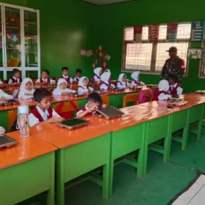 Tingkatkan Kesehatan Siswa, Babinsa Koramil Bajeng Dampingi Program Makan Bergizi Gratis