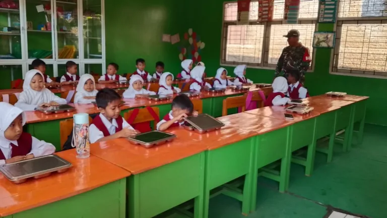 Tingkatkan Kesehatan Siswa, Babinsa Koramil Bajeng Dampingi Program Makan Bergizi Gratis