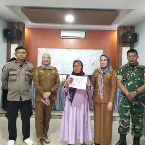 Babinsa Desa Bontoala Dampingi Penyaluran BLT, Pastikan Bantuan Tepat Sasaran dan Lancar