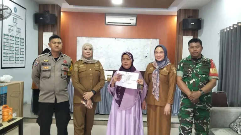 Babinsa Desa Bontoala Dampingi Penyaluran BLT, Pastikan Bantuan Tepat Sasaran dan Lancar