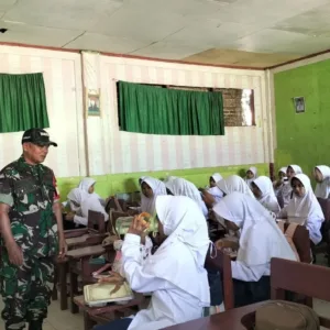 Sinergi Babinsa dan Sekolah di Gowa demi Suksesnya Penyaluran Makan Bergizi Gratis