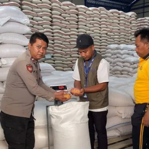 Dorong Kesejahteraan Petani, Polsek Leles Salurkan 2 Ton Hasil Panen Jagung ke Bulog Garut