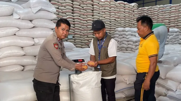 Dorong Kesejahteraan Petani, Polsek Leles Salurkan 2 Ton Hasil Panen Jagung ke Bulog Garut
