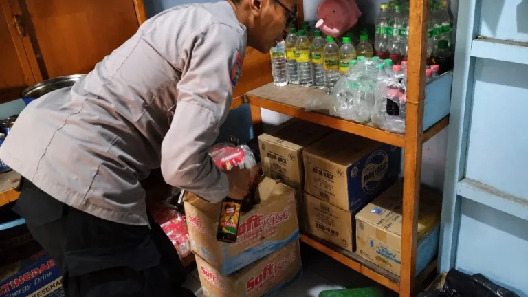Polisi Sikat Peredaran Miras, Belasan Botol di Wanaraja Disita