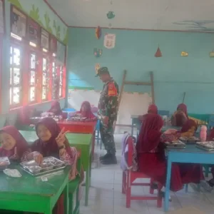 Kawal Program Pemerintah, Babinsa Tompobulu Pastikan MBG Tepat Sasaran