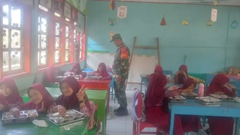 Kawal Program Pemerintah, Babinsa Tompobulu Pastikan MBG Tepat Sasaran