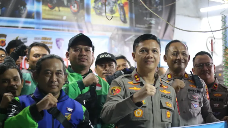 Polres Garut Bagikan Oli Gratis kepada Pengemudi Ojol, Wujud Kepedulian dan Penguatan Sinergitas