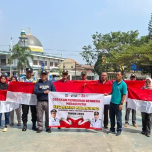 Semangat HUT RI Ke-81,Polsek Malangbong Bagikan 1000 Bendera Kepada Masyarakat