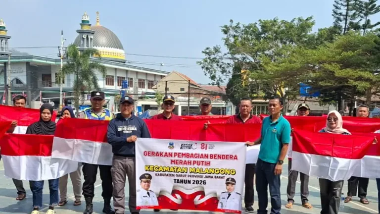 Semangat HUT RI Ke-81,Polsek Malangbong Bagikan 1000 Bendera Kepada Masyarakat
