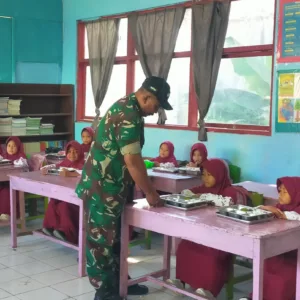 Kawal Program Nasional, Babinsa Koramil 1409-08/Bontonompo Dampingi Pembagian Makan Bergizi Gratis di Desa Kalebarembeng