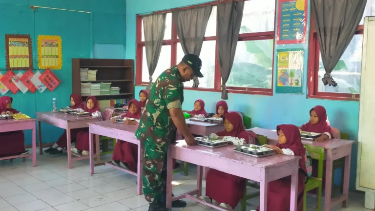 Kawal Program Nasional, Babinsa Koramil 1409-08/Bontonompo Dampingi Pembagian Makan Bergizi Gratis di Desa Kalebarembeng