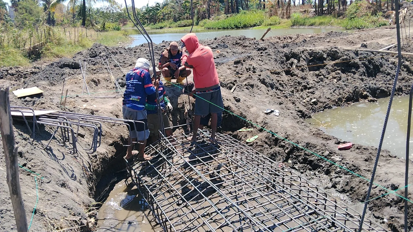 TNI dan Warga Salajangki Kebut Pembangunan Jembatan Beton di Aliran Sungai Jatia Kabupaten Gowa