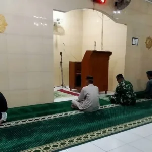 Pererat Silaturahmi, Babinsa Kodim 1409/Gowa Gelar Safari Subuh dan Komsos di Desa Kalebarembeng