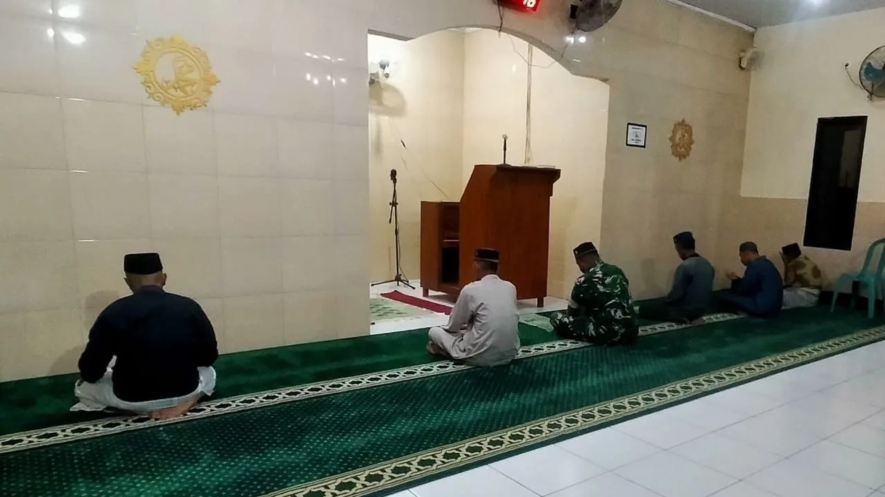 Pererat Silaturahmi, Babinsa Kodim 1409/Gowa Gelar Safari Subuh dan Komsos di Desa Kalebarembeng