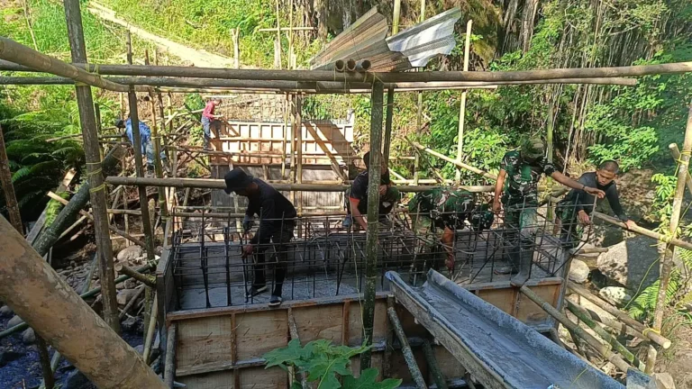 Tingkatkan Akses Desa, TNI dan Warga Tombolo Pao Bahu-Membahu Bangun Jembatan Beton Ere Pucca’