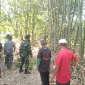 Wujudkan Program “Annangkasi”, Babinsa dan Warga Julu Bori Gotong Royong Bersihkan Desa