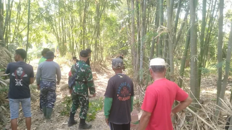 Wujudkan Program “Annangkasi”, Babinsa dan Warga Julu Bori Gotong Royong Bersihkan Desa