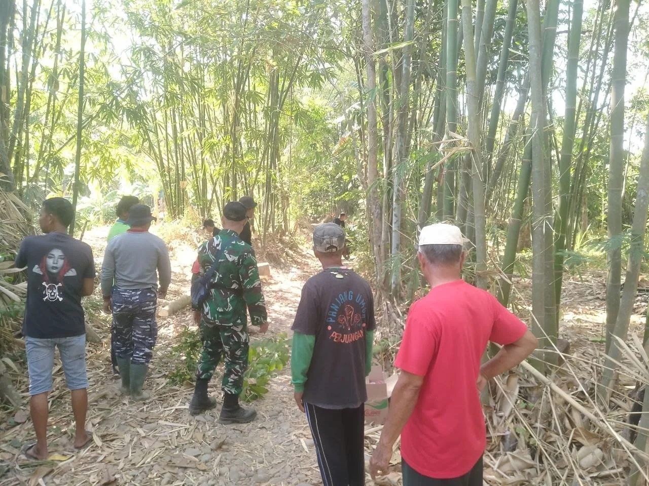 Wujudkan Program “Annangkasi”, Babinsa dan Warga Julu Bori Gotong Royong Bersihkan Desa