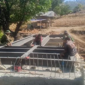 Sinergi TNI dan Masyarakat Pacu Pembangunan Jembatan Beton Sungai Badenglolo Tahap V hingga 64%