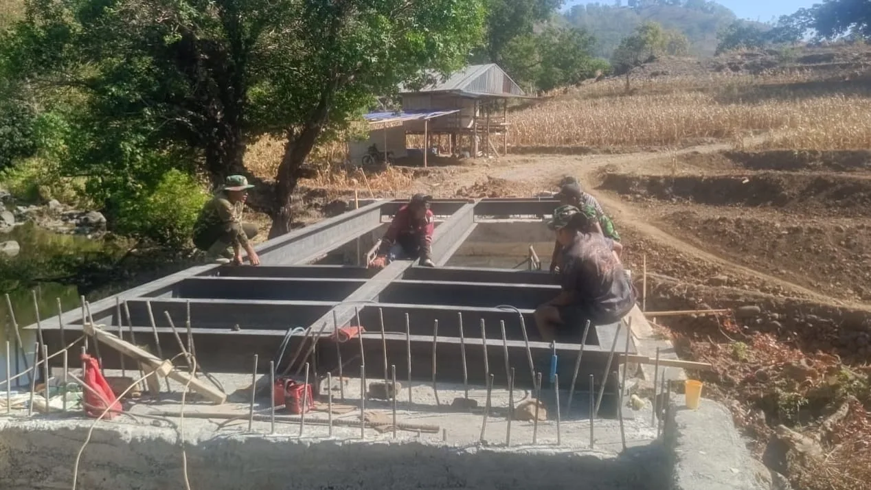 Sinergi TNI dan Masyarakat Pacu Pembangunan Jembatan Beton Sungai Badenglolo Tahap V hingga 64%