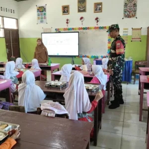 Wujud Kepedulian Generasi Muda, Babinsa dan Yayasan Gowata Bagikan Makanan Bergizi Gratis