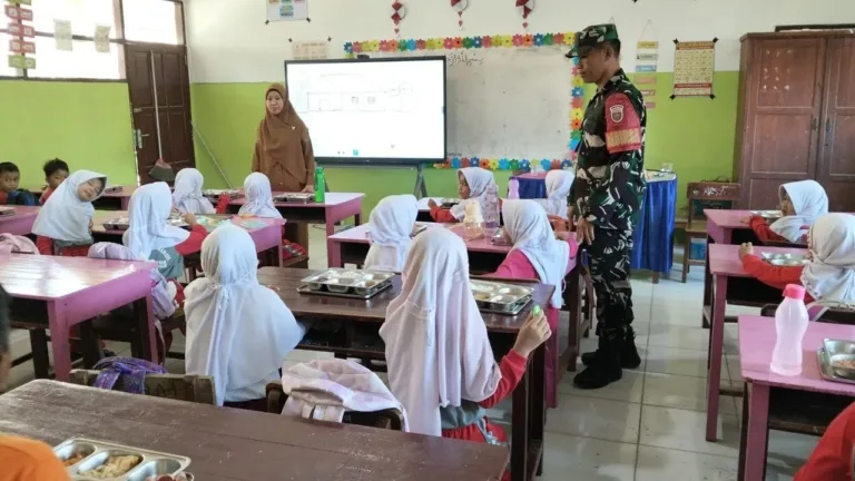 Wujud Kepedulian Generasi Muda, Babinsa dan Yayasan Gowata Bagikan Makanan Bergizi Gratis
