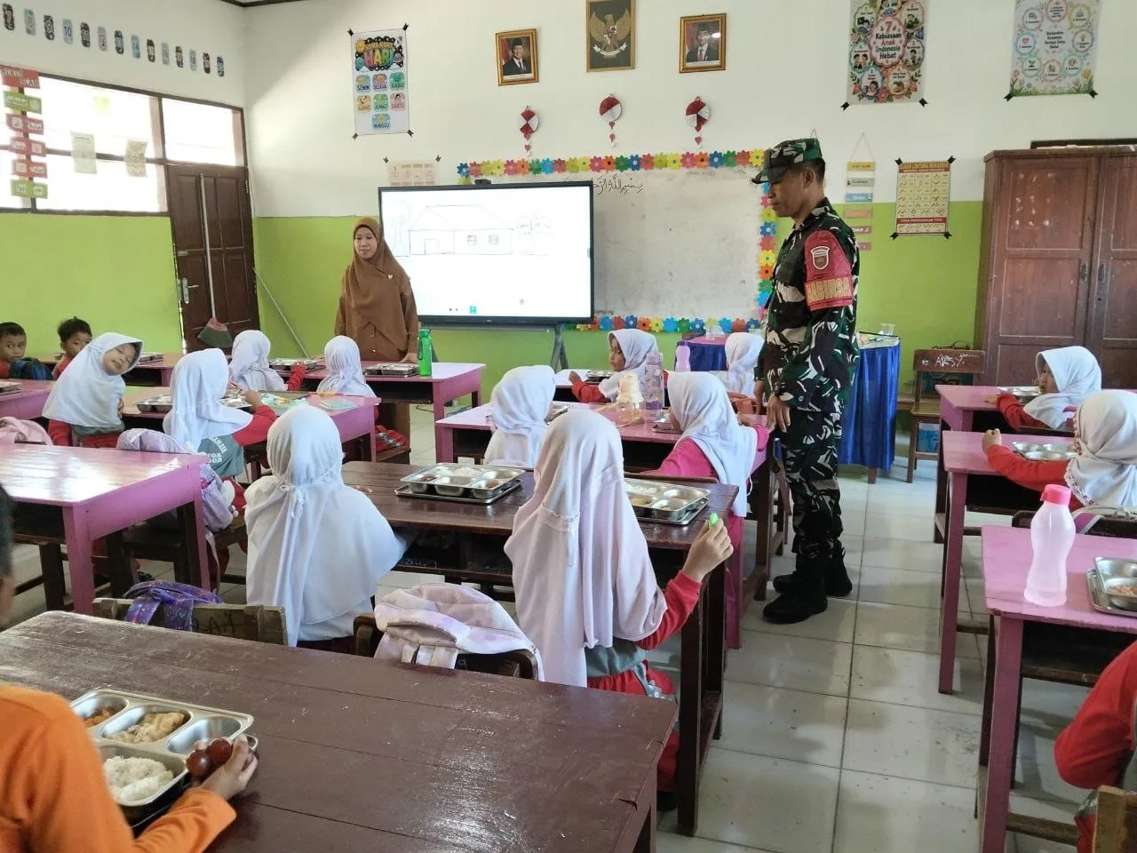 Wujud Kepedulian Generasi Muda, Babinsa dan Yayasan Gowata Bagikan Makanan Bergizi Gratis