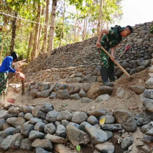 Pacu Akses Warga, Kodim 1409/Gowa Bersama Tim Gabungan Lanjutkan Pembangunan Jembatan Gantung Lambere