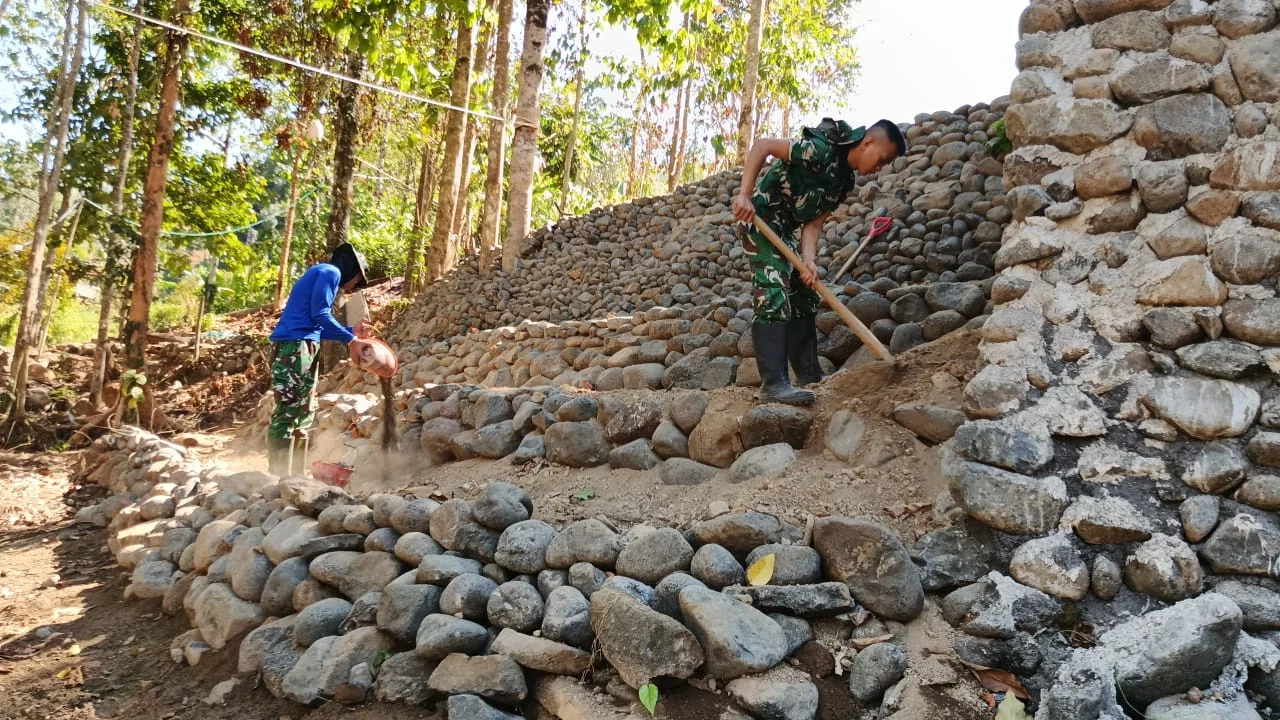Pacu Akses Warga, Kodim 1409/Gowa Bersama Tim Gabungan Lanjutkan Pembangunan Jembatan Gantung Lambere