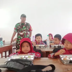 Babinsa Koramil 06/Bajeng Kawal Distribusi Pemenuhan Gizi 3.120 Penerima Manfaat di Bontosunggu