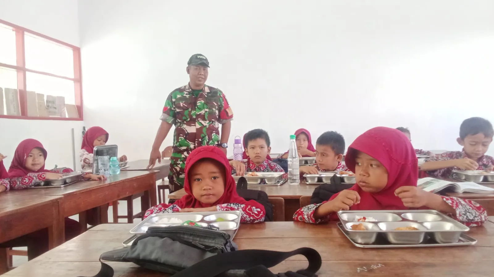 Babinsa Koramil 06/Bajeng Kawal Distribusi Pemenuhan Gizi 3.120 Penerima Manfaat di Bontosunggu