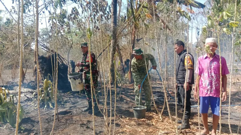 TNI-Polri Bersama Masyarakat Gerak Cepat Padamkan Kebakaran Lahan 2,5 Hektare di Wilayah Kodim 1409/Gowa
