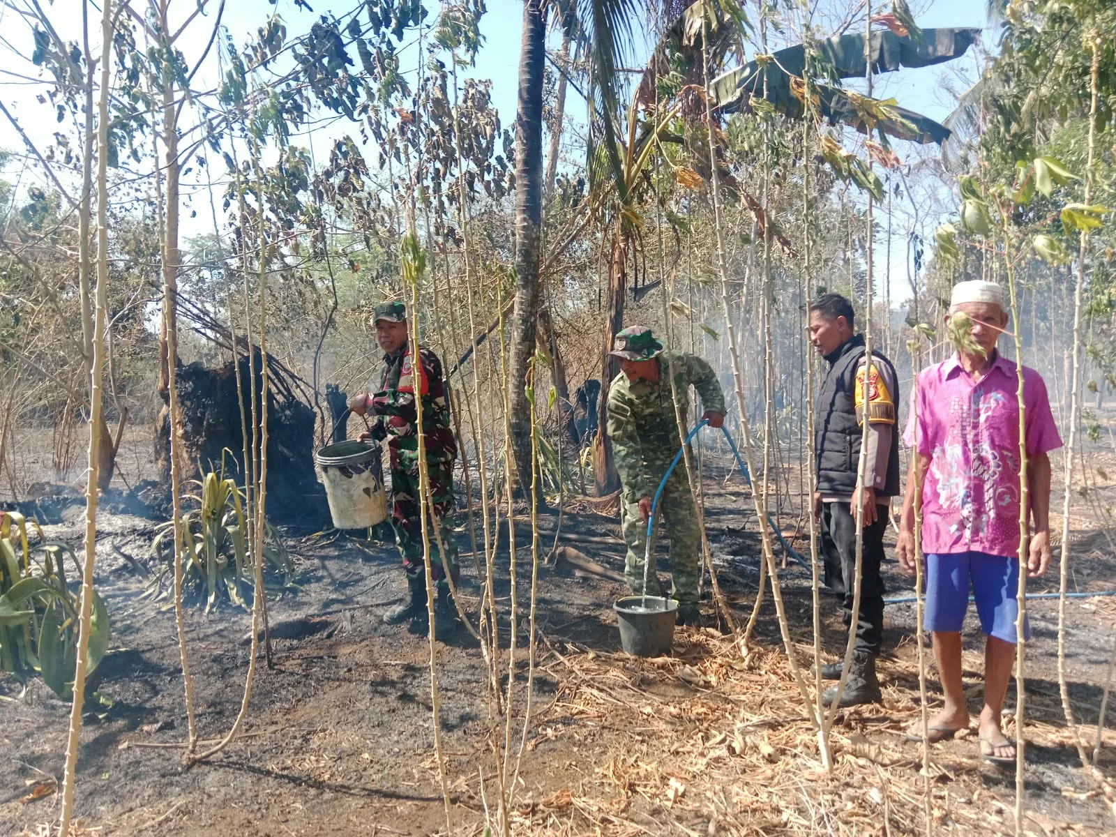 TNI-Polri Bersama Masyarakat Gerak Cepat Padamkan Kebakaran Lahan 2,5 Hektare di Wilayah Kodim 1409/Gowa