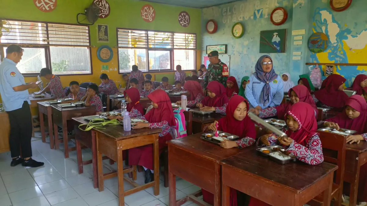 Wujud Sinergi Kawal Generasi Emas, Babinsa Koramil 1409-06/Bajeng Dampingi Pembagian Makan Bergizi Gratis bagi 1.229 Penerima Manfaat di Gowa