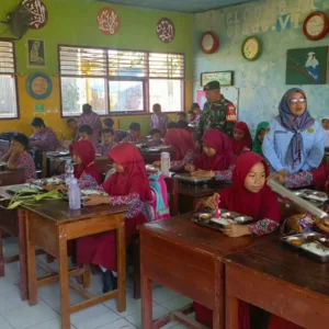 Wujud Sinergi Kawal Generasi Emas, Babinsa Koramil 1409-06/Bajeng Dampingi Pembagian Makan Bergizi Gratis bagi 1.229 Penerima Manfaat di Gowa