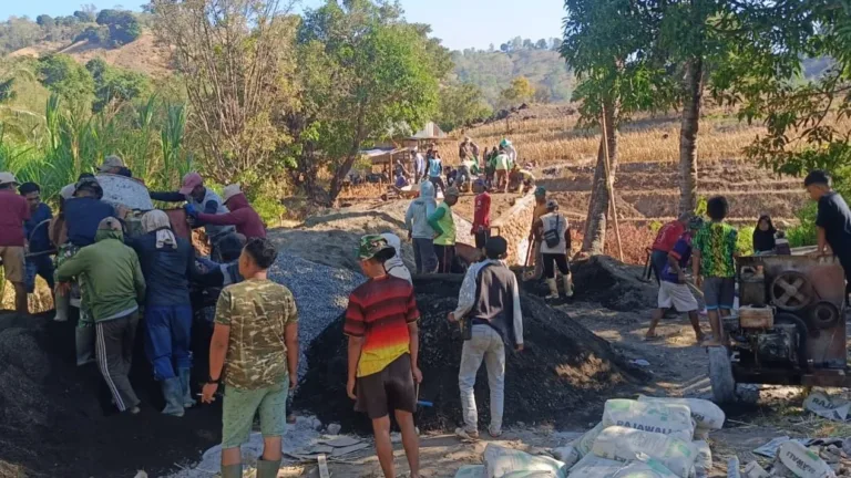 Kemanunggalan TNI dan Rakyat Bergelora di Pembangunan Jembatan Sungai Badenglolo
