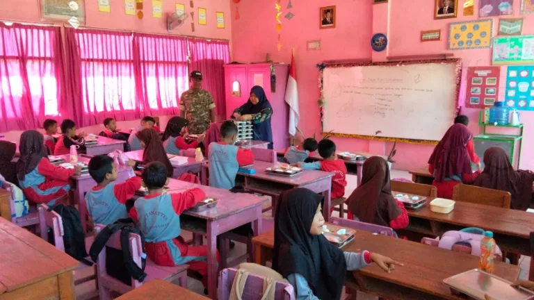 Kawal Program Pemenuhan Gizi, Babinsa Desa Mandalle Sukseskan Operasional SPPG Polres Gowa