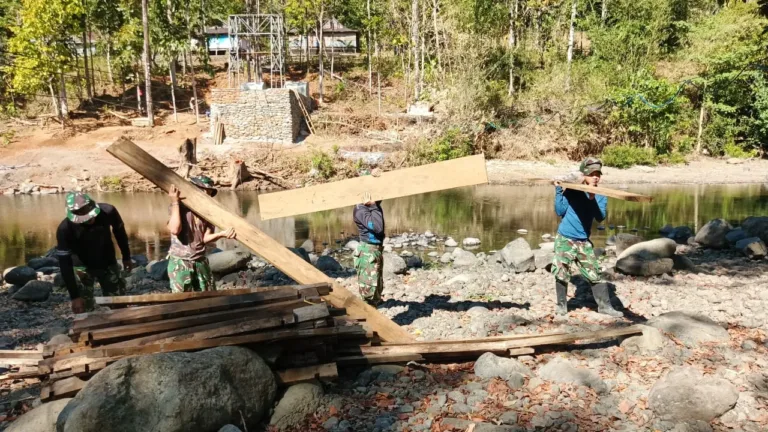 Tingkatkan Aksesibilitas Desa, Kodim 1409/Gowa Genjot Pembangunan Jembatan Lambere