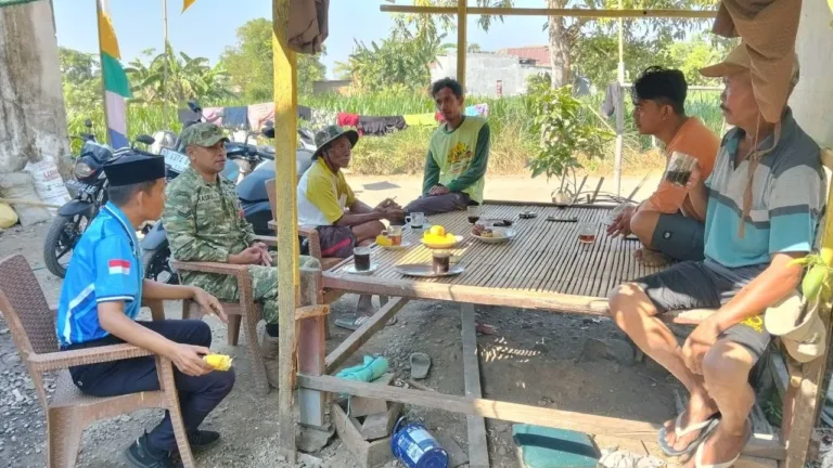Jaga Keamanan dan Kebersihan Lingkungan, Babinsa Koramil 08/Bontonompo Gelar Komsos di Dusun Alerang
