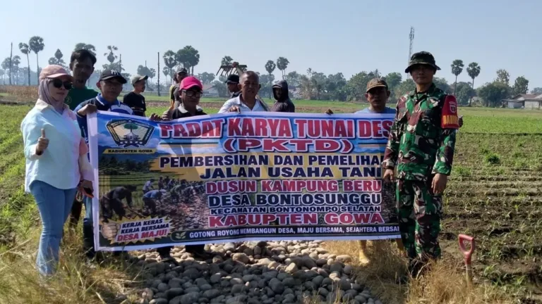 Sinergi Babinsa dan Warga Desa Bontosunggu Gotong Royong Benahi Jalan Tani Penghubung Dusun