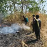 Aksi Cepat Babinsa dan Warga Padamkan Kebakaran Lahan 50 Are di Paccelekang Gowa