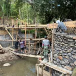 Kemanunggalan TNI-Rakyat Diwujudkan dalam Pembangunan Jembatan Beton Mamingko Tahap VI di Gowaq1
