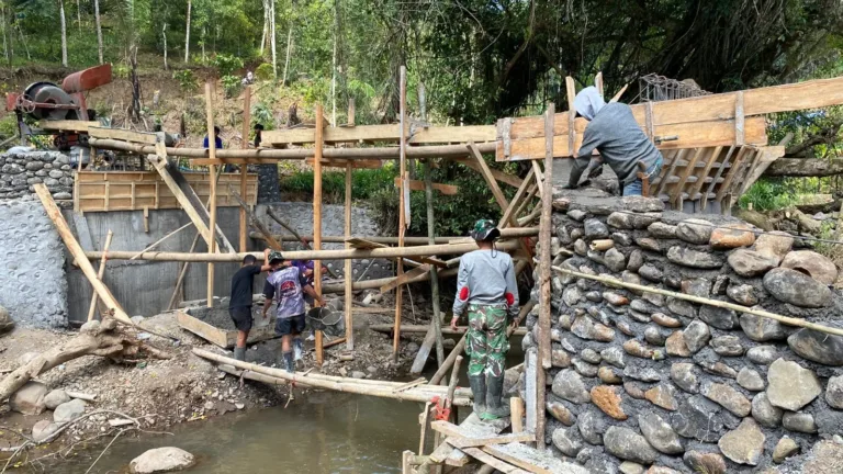 Kemanunggalan TNI-Rakyat Diwujudkan dalam Pembangunan Jembatan Beton Mamingko Tahap VI di Gowaq1
