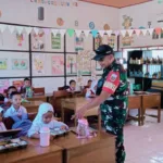 Dukung Pemenuhan Gizi Masyarakat, Babinsa Kelurahan Mata Allo Dampingi Penyaluran Makanan Bergizi di SPPG 1 Bajeng