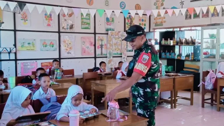 Dukung Pemenuhan Gizi Masyarakat, Babinsa Kelurahan Mata Allo Dampingi Penyaluran Makanan Bergizi di SPPG 1 Bajeng