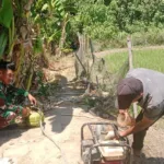 Atasi Kendala Air, Babinsa Koramil 1409-06 Bajeng Dampingi Petani Lakukan Pompanisasi di Sawah