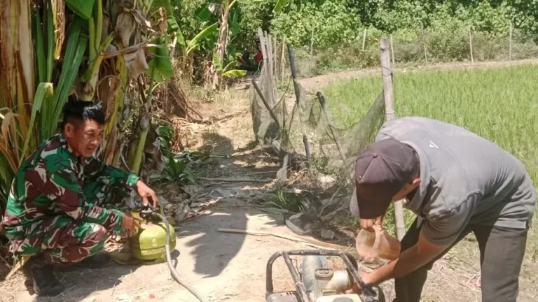 Atasi Kendala Air, Babinsa Koramil 1409-06 Bajeng Dampingi Petani Lakukan Pompanisasi di Sawah