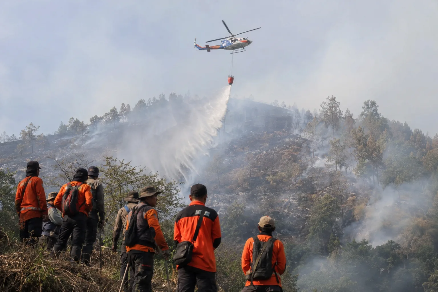 Karhutla Semeru Meluas, Dua Helikopter Dikerahkan Water Bombing