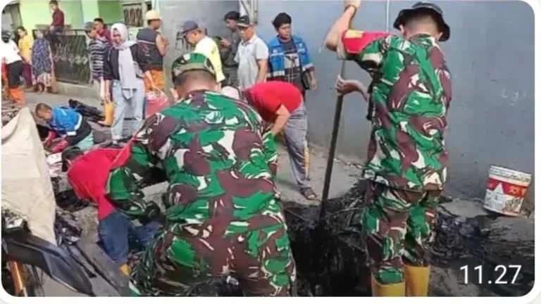 Jelang Musim Penghujan, Koramil 1408-07/Ujung Pandang Bersama Warga Bersihkan Selokan dan Pasar Sawa