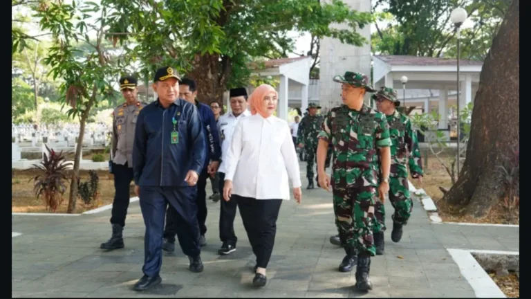 Kodim 1408/Makassar Bersinergi Bersama Polri dan Masyarakat Gelar Karya Bakti di TMP Panaikang